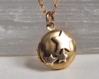 Collar con medallón de luna y estrellas de latón pequeño: joyería de estilo vintage