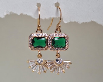 Smaragdgroene art-deco waaieroorbellen: sieraden uit de jaren 1920