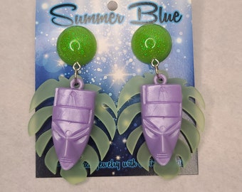 Tropical Tiki Earrings with Purple Vintage Tikis and Green Leaves. Lucite Luau 50s, 60s Retro Pinup Style MCM Bakelite Fakelite