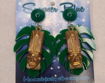 Tropical Tiki Earrings with Tikis and Leaves in Green and Brown. Lucite Luau 50s, 60s Retro Pinup Style MCM Bakelite Fakelite