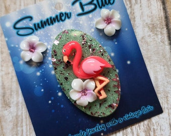 Pink Flamingo and Plumeria Tiki Brooch. Vintage Confetti Lucite Style with Bright Tropical Flamingo. Pinup, Polynesian