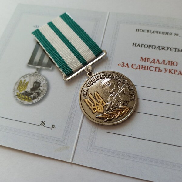 Medaglia di premio ucraina "Per l'unità dell'Ucraina" con documento. gloria all'Ucraina