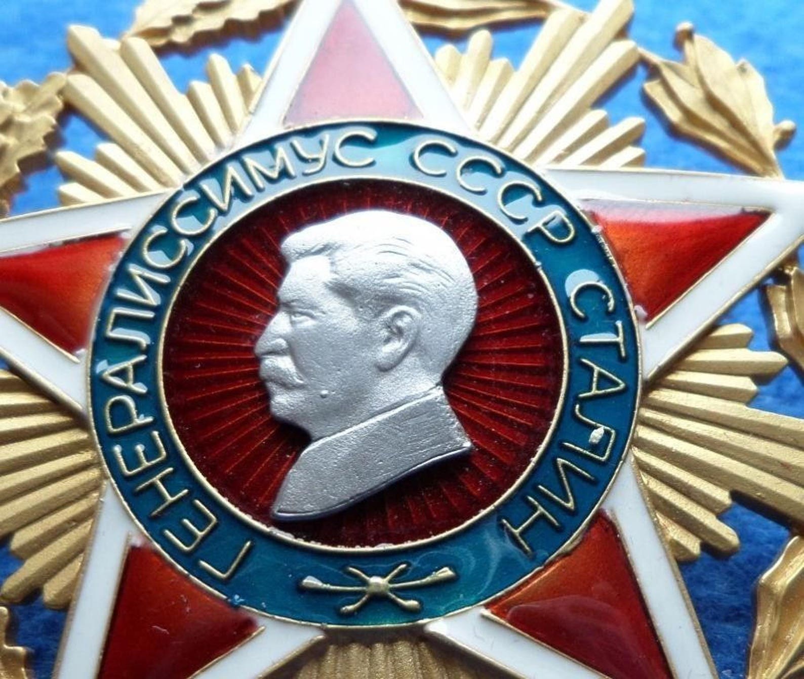 Иосиф виссарионович сталин с орденами медалями. Орден ленина 1939. Сталин с орденами. Кем был сталин. Орден ленина 1939 года.