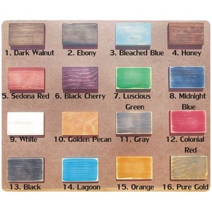Puede incluir: Una carta de colores con diecis&eacute;is muestras de tinte para madera. Los colores incluyen Dark Walnut, Ebony, Bleached Blue, Honey, Sedona Red, Black Cherry, Luscious Green, Midnight Blue, White, Golden Pecan, Gris, Colonial Red, Black, Lagoon, Orange y Pure Gold.