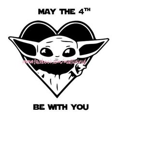 Puede incluir: Ilustración en blanco y negro de un personaje de la franquicia Star Wars, Baby Yoda, dentro de un corazón con el texto "May the 4th" y "Be with you".