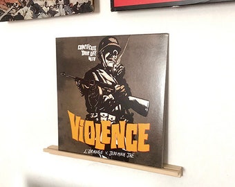 Wall mount to display vinyl covers or comics on the wall