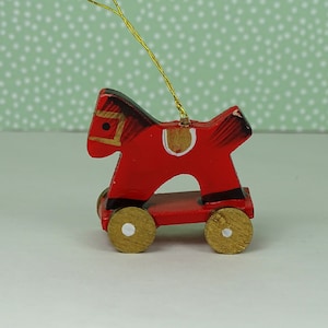 Vintage Weihnachten Schaukelpferd Ornament 1970er Jahre Holz rot gold