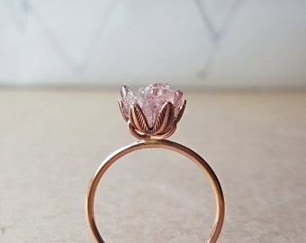 Mai-Geburtstagsschmuck, Ring aus Erdbeerquarz und Roségold, rosafarbener Kristall und 14-karätiges Roségold, rosa Kristall-Gemologies-Lotusblumenring