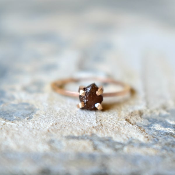 Anillo de diamante rojo único, un raro diamante de lujo en bruto en relleno de oro rosa de 14 quilates, anillo de púa moderno y piedra preciosa grande sin cortar, diamante inusual único