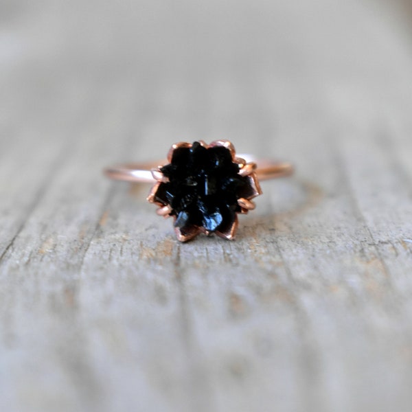 Anillo de turmalina negra, joyería de múltiples piedras en oro rosa de 14 quilates, tendencia de anillo de flor de loto, negro y oro, San Valentín de cristal moderno, cualquier tamaño