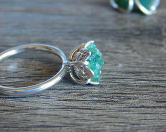 Rough Emerald Ring, Luxury Gift, Unique Mothers Day Jewelry, May Birthstone Ring, Green Lotus Flower Ring, Affordable Ring For Girlfriend