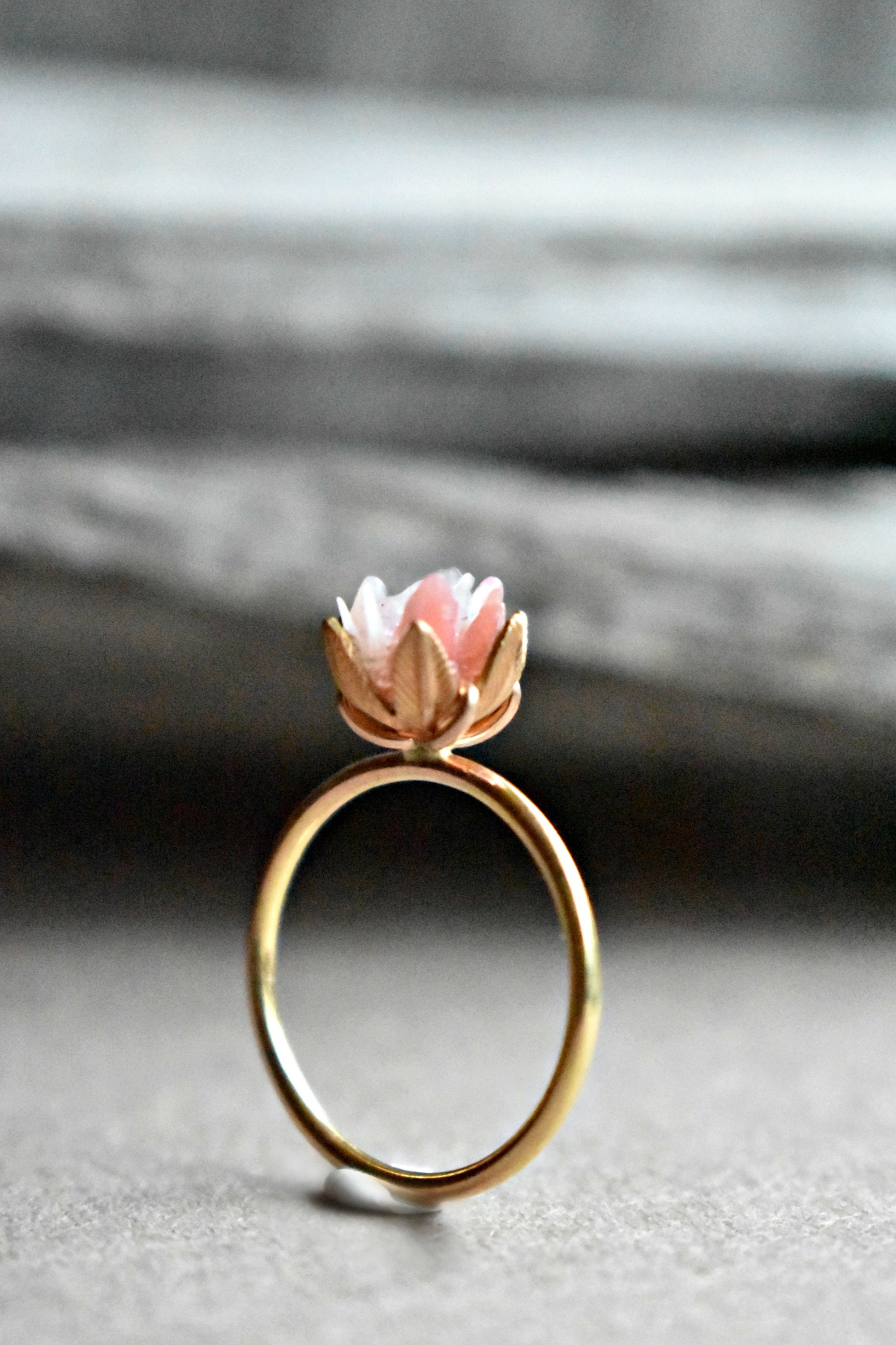 Einzigartiger Opal Ring Benutzerdefinierte ungeschnittener Opal Verlobungsring Lotus Blume Ring in Gold Fill Roher Feueropal Schmuck peruanischer rosa Opalschmuck Etsy
