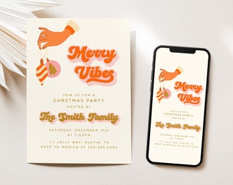 Könnte beinhalten: Eine Weihnachtsfeier-Einladung im Retro-Design. Die Einladung zeigt eine Hand, die zwei Weihnachtskugeln hält, eine rot-weiß gestreift und die andere grün mit einem kleinen Baum. Der Text lautet "Merry Vibes" in einer Retro-Schriftart. Die Einladung ist für eine Weihnachtsfeier, die von The Smith Family am Samstag, den 17. Dezember um 19:00 Uhr veranstaltet wird. Die Adresse lautet 111 Jolly Way, Austin, TX. RSVP an Monica unter 555.555.5555.