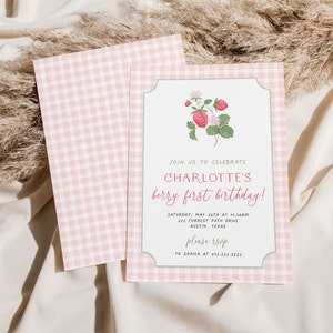 Puede incluir: Invitación con estampado de cuadros vichy rosa y blanco con borde verde. La invitación presenta una ilustración de acuarela de fresas y el texto "JOIN US TO CELEBRATE CHARLOTTE'S berry first birthday! SATURDAY, MAY 28TH AT 11:30AM 222 FORREST PATH DRIVE AUSTIN, TEXAS please rsvp TO SOPHIA AT 512.222.2222"