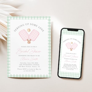 Op de afbeelding: Een groene en witte geruite bruidsdoucheinvitatie met een aquarelillustratie van twee roze pickleball-rackets en een bal. De tekst luidt "Serving Up Some Love" en bevat de naam van de bruid, de datum, tijd en locatie van het evenement.