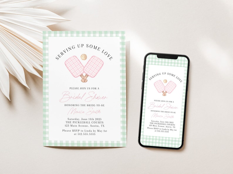Op de afbeelding: Een groene en witte geruite bruidsdoucheinvitatie met een aquarelillustratie van twee roze pickleball-rackets en een bal. De tekst luidt "Serving Up Some Love" en bevat de naam van de bruid, de datum, tijd en locatie van het evenement.