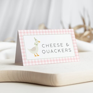 バカなガチョウの誕生日の食べ物ラベル、ガチョウの1歳の誕生日の席札、1歳の誕生日のビュッフェラベル、幸運なアヒルの誕生日の女の子、編集可能