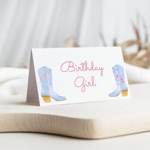 Modelo de cartão de lugar de aniversário de primeiro rodeio, rótulos de comida de aniversário de cowgirl, primeiro aniversário de cowgirl, primeiro rodeio de menina rosa, editável