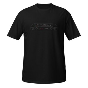Könnte beinhalten: Schwarzes T-Shirt mit einer weißen Umrandung eines klassischen Auto-Armaturenbretts mit Anzeigen und Bedienelementen.