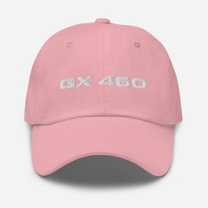 Puede incluir: Una gorra de b&eacute;isbol rosa con texto bordado en blanco que dice "GX 460".