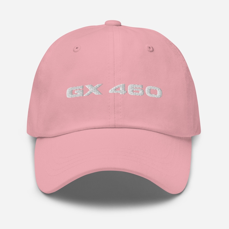 Puede incluir: Una gorra de b&eacute;isbol rosa con texto bordado en blanco que dice "GX 460".