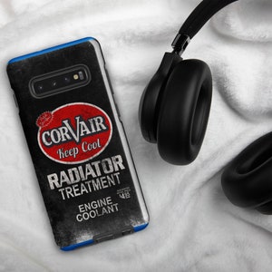 Könnte beinhalten: Eine schwarze Handyhülle mit einem Vintage-Corvair-Logo und dem Text "Keep Cool Radiator Treatment Engine Coolant". Der empfohlene Verkaufspreis beträgt 4,95 €.