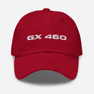Puede incluir: Gorra de b&eacute;isbol roja con el texto "GX 460" bordado en blanco.