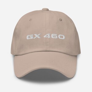 Puede incluir: Una gorra de b&eacute;isbol beige con texto bordado en blanco que dice "GX 460".