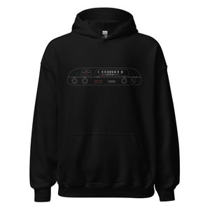 Könnte beinhalten: Schwarzer Kapuzenpullover mit einem weißen Umriss eines Vintage-Auto-Armaturenbretts mit einem Tachometer, einer Tankanzeige und anderen Anzeigen.