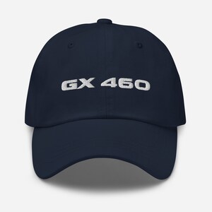 Puede incluir: Una gorra de b&eacute;isbol azul marino con texto blanco bordado que dice "GX 460".