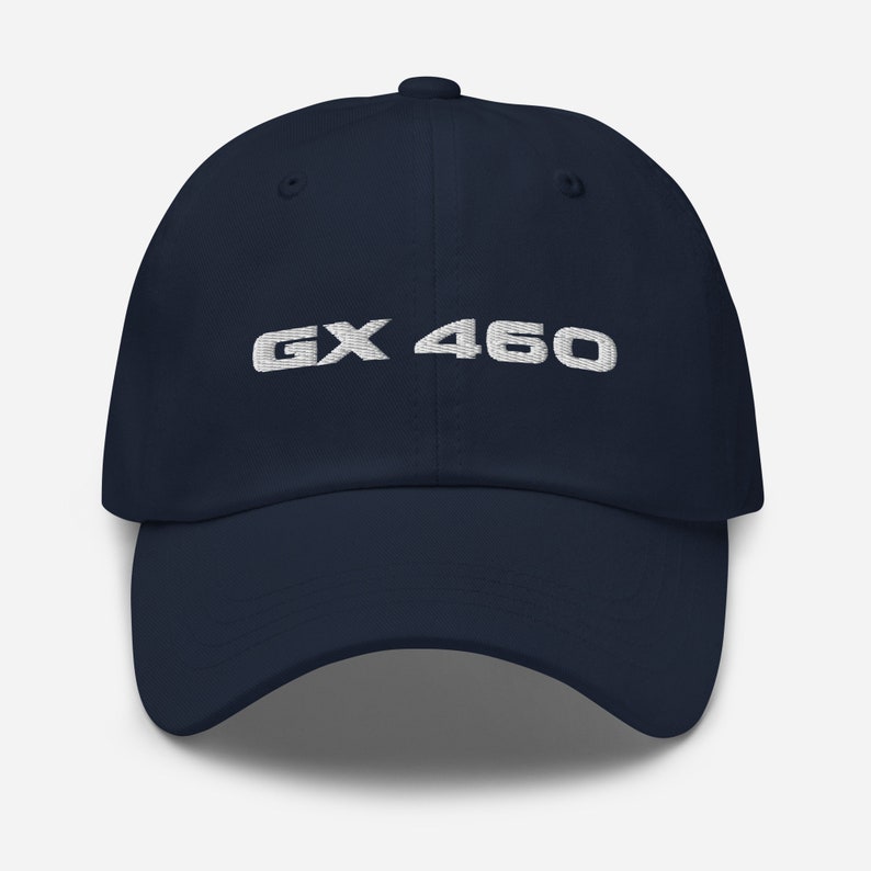 Puede incluir: Una gorra de b&eacute;isbol azul marino con texto blanco bordado que dice "GX 460".