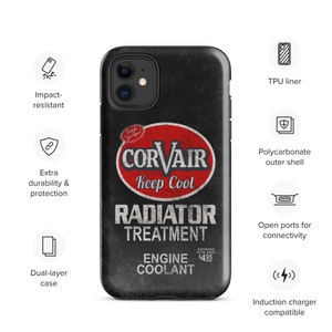 Könnte beinhalten: Eine schwarze Handyhülle mit einer Grafik im Vintage-Stil, die einen roten Kreis mit den Worten "Corvair Keep Cool" und "Radiator Treatment Engine Coolant" in weißer Schrift zeigt. Der empfohlene Verkaufspreis beträgt 4,95 €.
