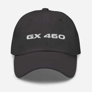 Puede incluir: Una gorra de b&eacute;isbol gris oscuro con texto bordado en blanco que dice "GX 460".
