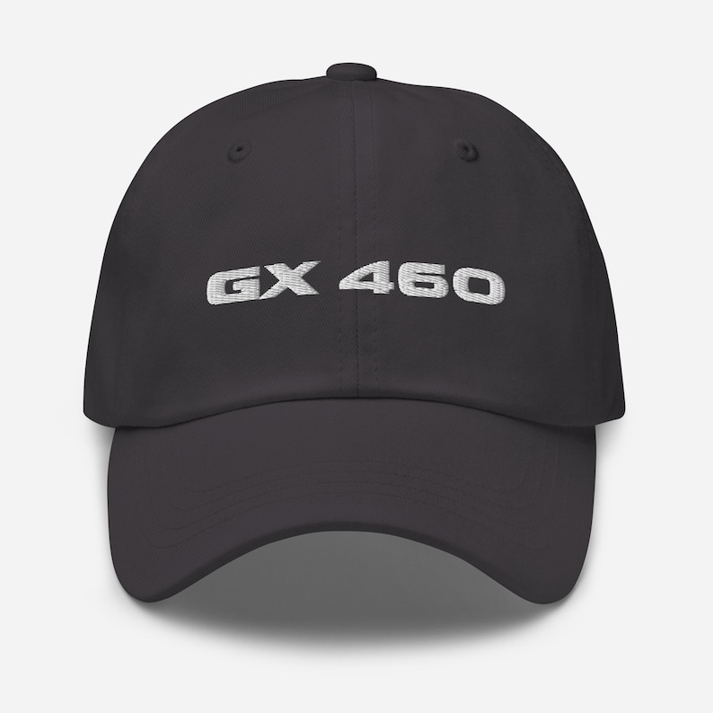 Puede incluir: Una gorra de b&eacute;isbol gris oscuro con texto bordado en blanco que dice "GX 460".