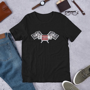 Könnte beinhalten: Schwarzes T-Shirt mit einem silbernen und roten Chevrolet-Emblem mit gekreuzten karierten Flaggen.