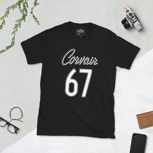 Könnte beinhalten: Schwarzes T-Shirt mit weißem Text, der "Corvair 67" lautet.
