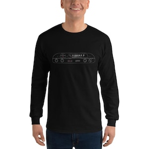 Könnte beinhalten: Schwarzes Langarm-T-Shirt mit einem weißen Umriss eines Vintage-Auto-Armaturenbretts mit einem Tachometer, einer Tankanzeige und anderen Anzeigen. Der Text "LEGENDARY" ist über den Anzeigen gedruckt.