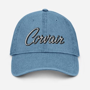 Könnte beinhalten: Eine blaue Jeans-Baseballkappe mit dem Wort "Corvair" in weiß auf der Vorderseite gestickt.