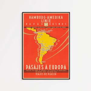 Op de afbeelding: Vintage reisposter met een rode achtergrond en een gele kaart van Zuid-Amerika. De poster heeft tekst in het Duits en Spaans en adverteert cruises naar Europa. De poster is zwart omlijst.