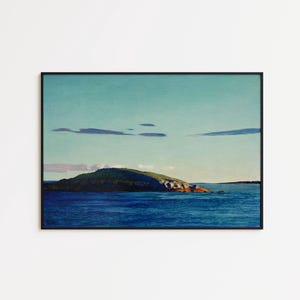 Pode incluir: Uma pintura de paisagem emoldurada retratando uma ilha verde-escura cercada por água azul-profunda sob um céu azul-claro limpo com algumas nuvens horizontais finas. A obra de arte está inserida numa moldura preta fina, apresentando uma cena costeira.