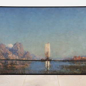 Può includere: Un dipinto di una barca a vela con una vela bianca su uno specchio d'acqua con montagne sullo sfondo. Il cielo è di un azzurro chiaro e l'acqua è di un blu scuro.