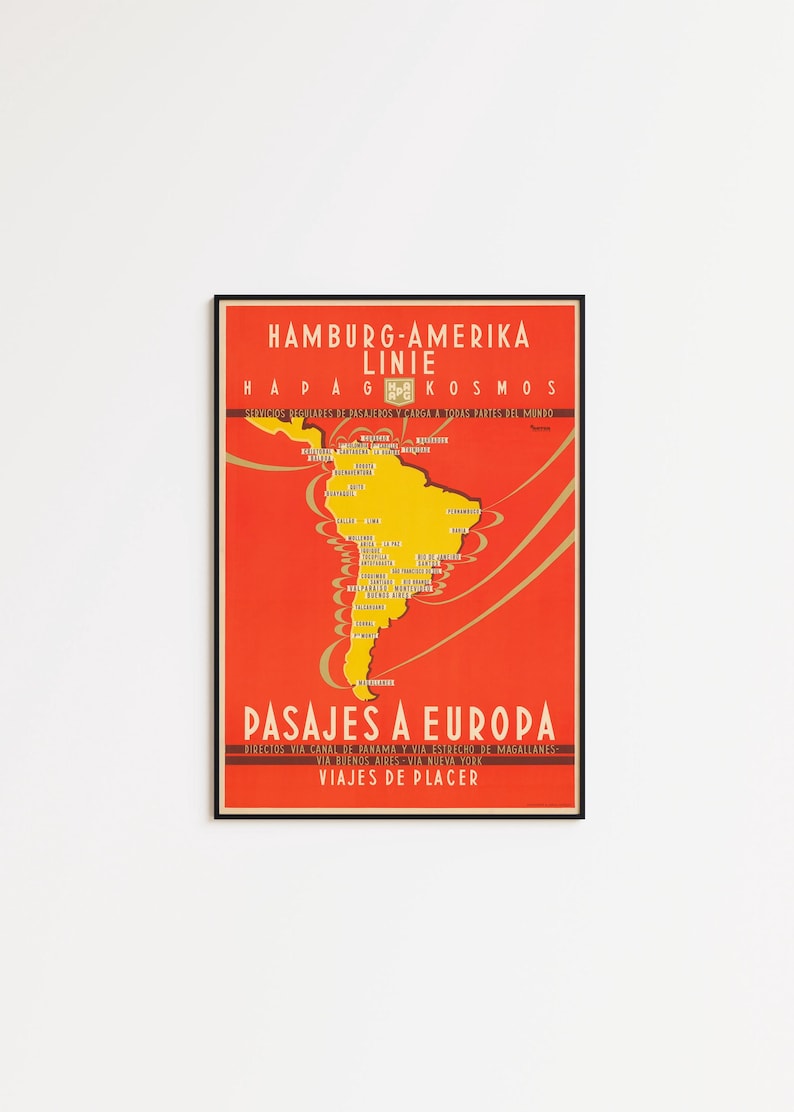 Op de afbeelding: Vintage reisposter met een rode achtergrond en een gele kaart van Zuid-Amerika. De poster heeft tekst in het Duits en Spaans en adverteert cruises naar Europa. De poster is zwart omlijst.