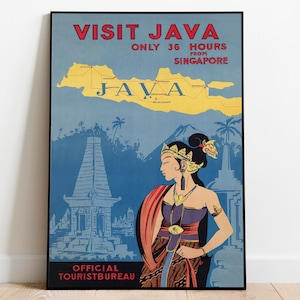 Könnte beinhalten: Ein Vintage-Reiseposter, das einen Besuch in Java, Indonesien, bewirbt. Das Poster zeigt eine Karte von Java, eine Frau in traditioneller Kleidung und einen Tempel. Der Text lautet "Besuchen Sie Java Nur 36 Stunden von Singapur entfernt" und "Offizielles Fremdenverkehrsamt".