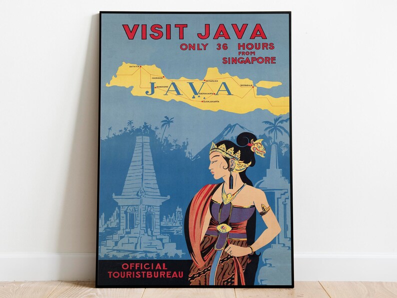 Może przedstawiać: Winietkowy plakat turystyczny reklamujący wizytę w Indonezji, na Jawie. Plakat przedstawia mapę Jawy, kobietę w tradycyjnym stroju i świątynię. Tekst głosi "Odwiedź Jawę Tylko 36 Godzin od Singapuru" i "Oficjalne Biuro Turystyczne".