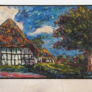 Puede incluir: Una pintura de un paisaje rural con una casa de techo de paja en primer plano. La casa está pintada en tonos de marrón, blanco y negro, con un césped verde delante de ella. El fondo presenta un cielo azul con nubes blancas, un gran árbol verde y otras casas en la distancia.