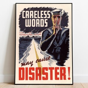 Pode incluir: Um cartaz de propaganda vintage da Segunda Guerra Mundial com um marinheiro em uniforme azul marinho e um chapéu de marinheiro branco. O marinero está segurando o dedo nos lábios e o cartaz diz "Palavras descuidadas podem causar um desastre!"