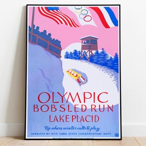 Puede incluir: Un cartel de viaje vintage que anuncia la pista de bobsleigh olímpica de Lake Placid, Nueva York. El cartel presenta una ilustración colorida de un bobsleigh corriendo por una pista nevada con una vista de un trampolín de esquí en el fondo. El cartel está enmarcado en negro e incluye el texto "OLYMPIC BOBSLED RUN LAKE PLACID Up where winter calls to play OPERATED BY NEW YORK STATE CONSERVATION DEPT."