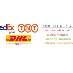 Może przedstawiać: Logotypy usług ekspresowych FedEx, TNT i DHL. Szacunkowe czasy dostawy są wymienione dla USA, Kanady, Europy, Australii, Azji i reszty świata.