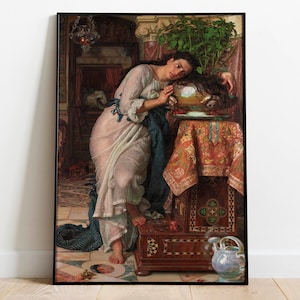 Puede incluir: Una mujer con un vestido blanco se apoya en una mesa con un cuenco de flores. La mesa tiene un mantel estampado en rojo y dorado. El cabello de la mujer es largo y oscuro, y lleva una faja azul alrededor de la cintura.