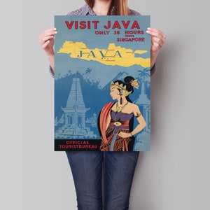 Może przedstawiać: Winietkowy plakat turystyczny zachęcający do odwiedzenia Jawy w Indonezji. Plakat przedstawia mapę Jawy, kobietę w tradycyjnym stroju i świątynię. Tekst na plakacie brzmi: "Odwiedź Jawę, zaledwie 36 godzin od Singapuru, Oficjalne Biuro Turystyczne."